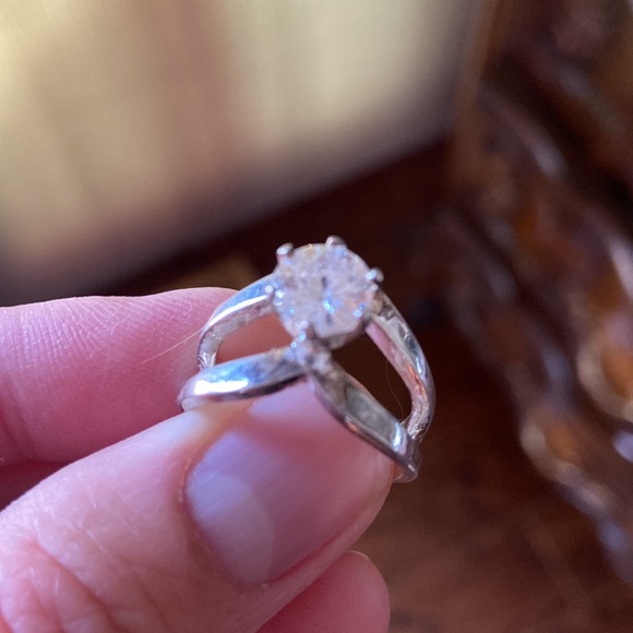 Beautiful sparkly silver ring with huge diamond like stone. - Picture 2 of 4
